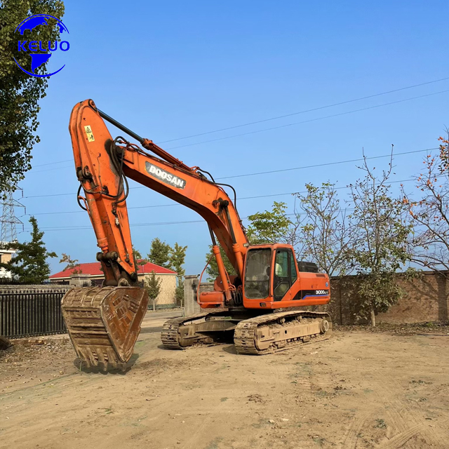 Un escavatore Doosan 300 di seconda mano prodotto nel 2014