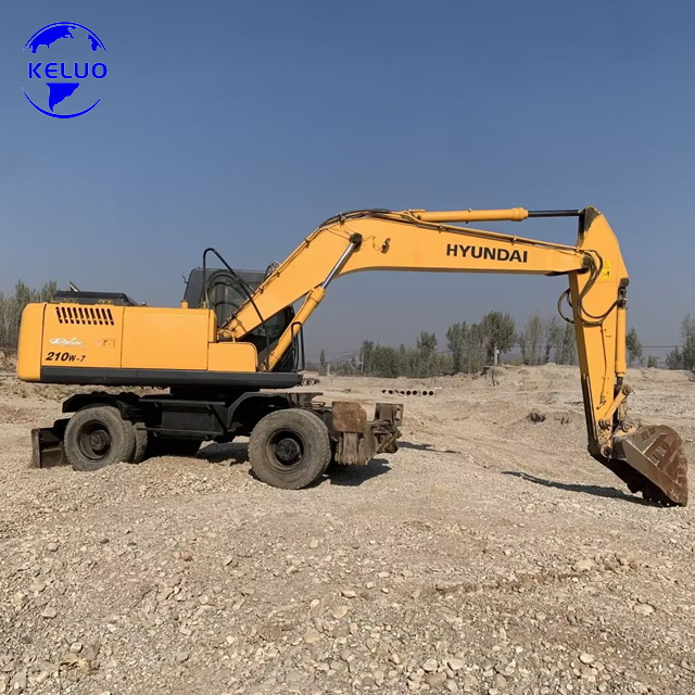 Scavatrice gommata Hyundai R210 di seconda mano