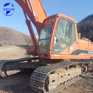 Un escavatore Doosan 300 di seconda mano prodotto nel 2013